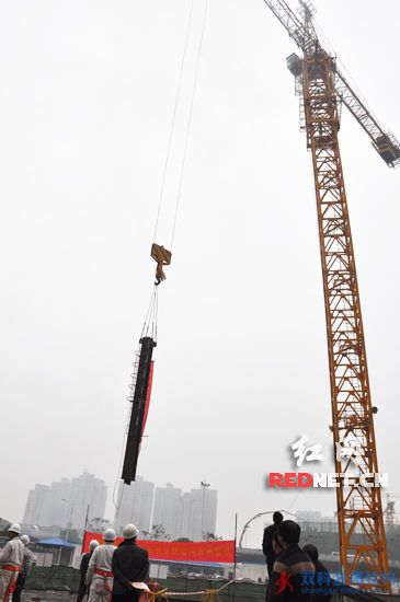 中建五局：承建的長沙運達中央廣場商業(yè)項目鋼結構工程首根鋼柱開吊